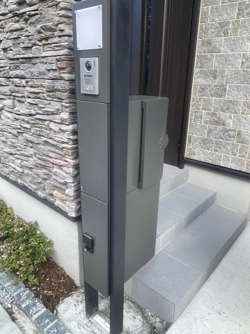 練馬区早宮1丁目　吹抜け大型リビング　限定1棟の設備|宅配ボックス付き機能門柱