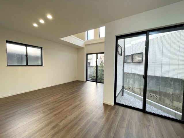 練馬区早宮1丁目　吹抜け大型リビング　限定1棟の居間・リビング