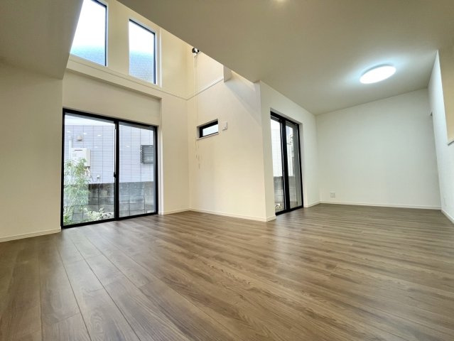 練馬区早宮1丁目　吹抜け大型リビング　限定1棟の居間・リビング