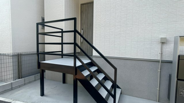 真上の家のエントランス