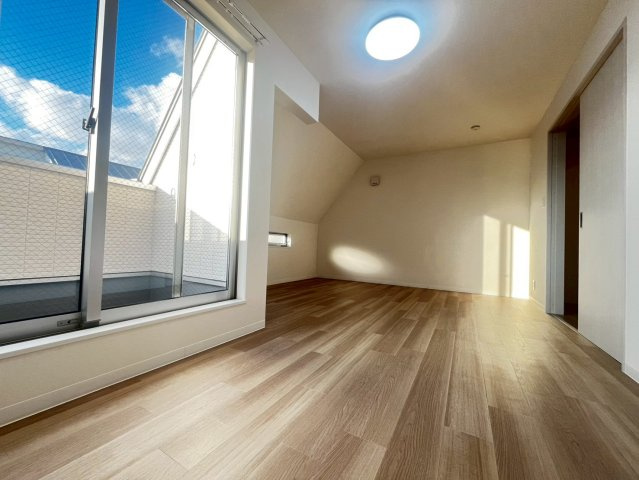 真上の家の洋室