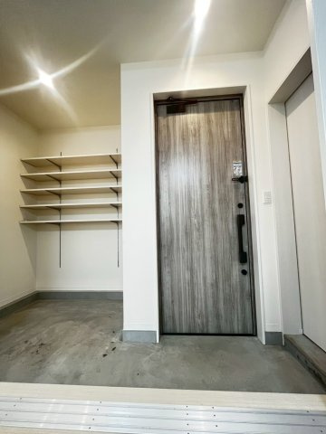 真上の家の玄関