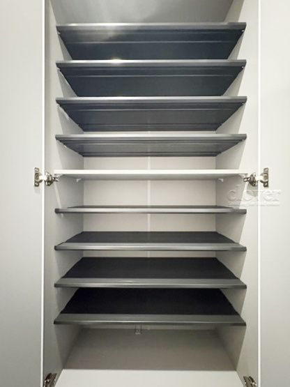 【収納】 | マンション池上 | トールタイプのシューズボックスを配しました。棚板は可変式になっており、たくさんの靴のほか、小物も収納できるゆとりがあります。～即日のご見学可能～　お問合せはお気軽にどうぞ。