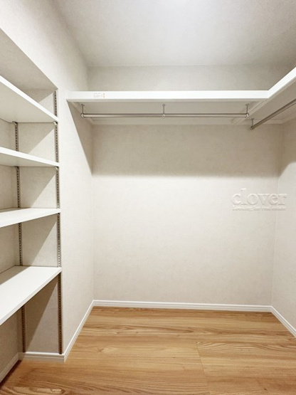 【収納】 | マンション池上 | ウォークインクローゼット内部の様子。空間が広く、たっぷりとした収納力が、一枚の写真からも伝わってきます。～即日のご見学可能～　お問合せはお気軽にどうぞ。