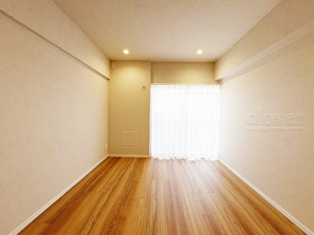 【寝室】 | マンション池上 | 窓から明るい光が差し込む洋室。ベッドを置いて個人居室にする場合は、多くの時間を過ごすことになる空間です。使い勝手や落ち着きを想像してください。～即日のご見学可能～　お問合せはお気軽にどうぞ。