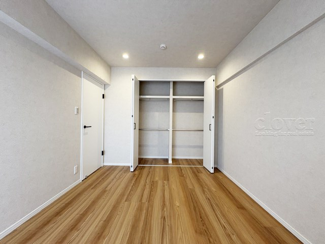 【洋室】 | マンション池上 | 大きな収納力が魅力の洋室。多くのお客様から、「欲しいもの＝収納」という声をいただきますが、まさにこのようなお部屋は需要の高さを感じます。～即日のご見学可能～　お問合せはお気軽にどうぞ。