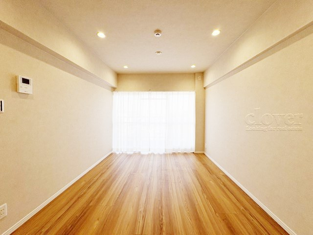 【居間・リビング】 | マンション池上 | ゆったりと過ごせるよう機能的にデザインされたLD（リビング・ダイニング）の様子。その明るさや奥行きを感じてください。～即日のご見学可能～　お問合せはお気軽にどうぞ。