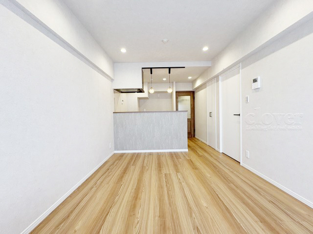 【居間・リビング】 | マンション池上 | ゆったりと過ごせるよう機能的にデザインされたLDK（リビング・ダイニング・キッチン）の様子。その明るさや奥行きを感じてください。～即日のご見学可能～　お問合せはお気軽にどうぞ。