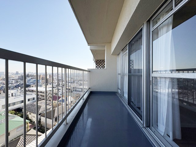 【バルコニー】 | マンション池上 | バルコニーの様子。ここからの眺めが、日々のストレスを発散してくれることでしょう。ちなみにバルコニーは専有部分ではなく「共用部分」の扱いです。～即日のご見学可能～　お問合せはお気軽にどうぞ。