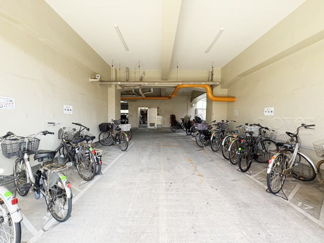 【駐輪場】 | マンション池上 | 自転車置き場。マンションの共用部にあたります。空きの有無や駐輪料金、各戸の台数制限などについては、改めてお問い合わせください。～即日のご見学可能～　お問合せはお気軽にどうぞ。
