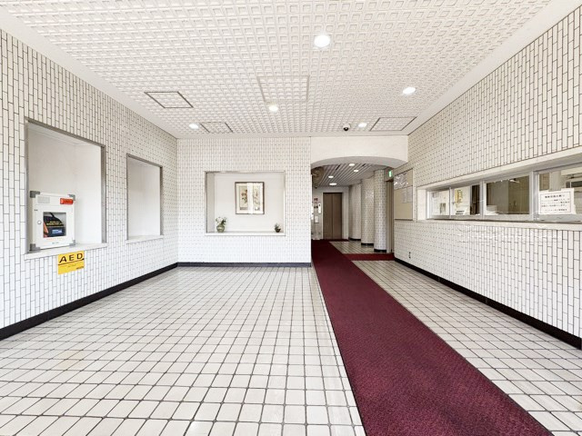 【ロビー】 | マンション池上 | 集合ポストなどを備えたエントランスホール。ここもマンションの顔となる部分であり、しっかりと清掃の行き届いたさまに安心感をおぼえます。～即日のご見学可能～　お問合せはお気軽にどうぞ。
