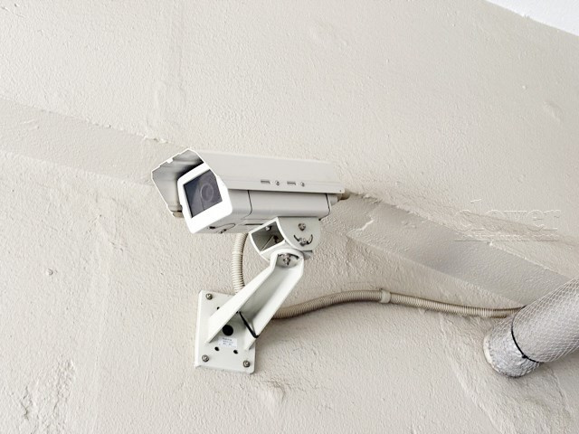 【防犯設備】 | マンション池上 | 建物や敷地の隅々に目を光らせる防犯カメラが設置されています。現地を見学される際には、カメラの存在やその台数にも意識を払ってみてください。～即日のご見学可能～　お問合せはお気軽にどうぞ。
