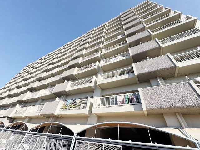 【外観】 | マンション池上 | 青空によく映える建物です。手入れの行き届いた外壁やマンション正面エントランスなど、綺麗な姿をぜひ一度、現地にてご覧ください。～即日のご見学可能～　お問合せはお気軽にどうぞ。
