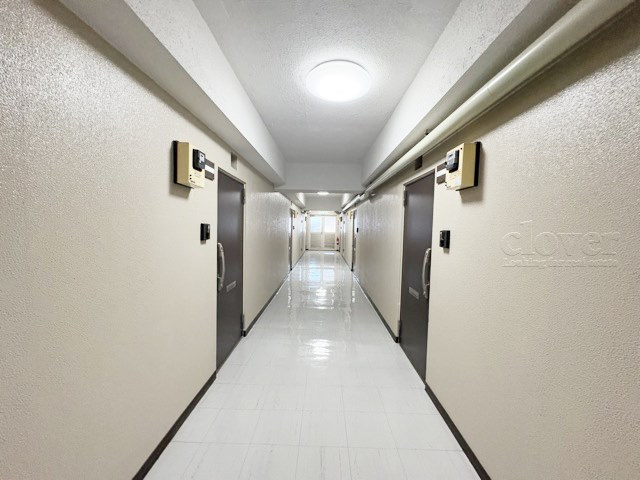 【その他共用部分】 | マンション池上 | 当該フロアの共用廊下です。ここもきれいに清掃されています。周囲のお部屋の様子も、ぜひ伺ってみてください。～即日のご見学可能～　お問合せはお気軽にどうぞ。