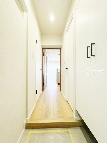 【玄関】 | マンション池上 | 玄関ドアを背に、廊下と室内を望みます。ナチュラル系の色合いを重視した内装のイメージをご確認ください。お部屋の第一印象やイメージを決定づける空間です。～即日のご見学可能～　お問合せはお気軽にどうぞ。