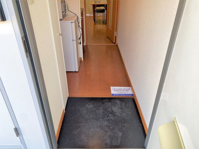 レオパレスフラワーの玄関