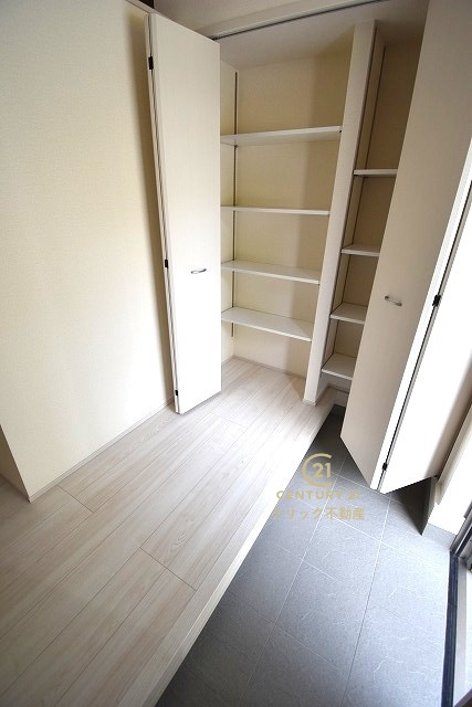 リーブルガーデン  日立市滑川本町　3期　3の玄関|玄関収納の扉の中は可動棚ですので、用途に合わせて高さを自由に変えることができます。