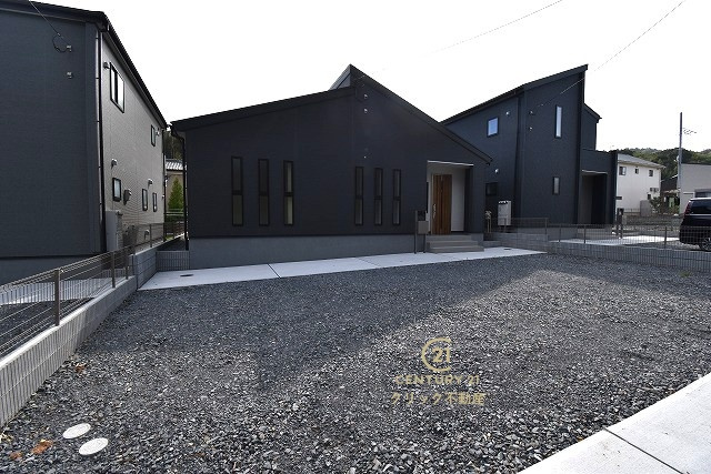 リーブルガーデン  日立市滑川本町　3期　3の駐車場|駐車場は十分なスペース。ご家族それぞれが車をご所有の場合や、来客の際も安心です。
内覧可能です。ご予約はHPから、またお電話でもお気軽にどうぞ。