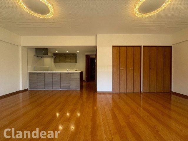 ファミール南常盤平の居間・リビング|ドキドキの新生活も、安心してスタート。ぴったりの住まいを見つけませんか？クランディアが一緒に住まい選びをサポートします‼　まずは、お気軽にお問合せください　＃クランディア