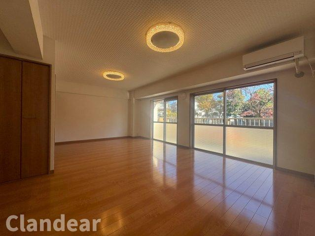 ファミール南常盤平の居間・リビング|ドキドキの新生活も、安心してスタート。ぴったりの住まいを見つけませんか？クランディアが一緒に住まい選びをサポートします‼　まずは、お気軽にお問合せください　＃クランディア