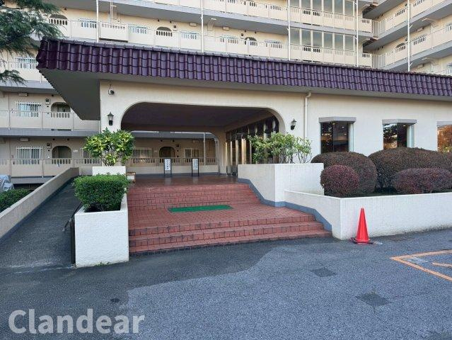 ファミール南常盤平のエントランス|ドキドキの新生活も、安心してスタート。ぴったりの住まいを見つけませんか？クランディアが一緒に住まい選びをサポートします‼　まずは、お気軽にお問合せください　＃クランディア