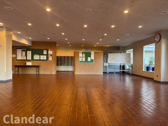 ファミール南常盤平のロビー|ドキドキの新生活も、安心してスタート。ぴったりの住まいを見つけませんか？クランディアが一緒に住まい選びをサポートします‼　まずは、お気軽にお問合せください　＃クランディア