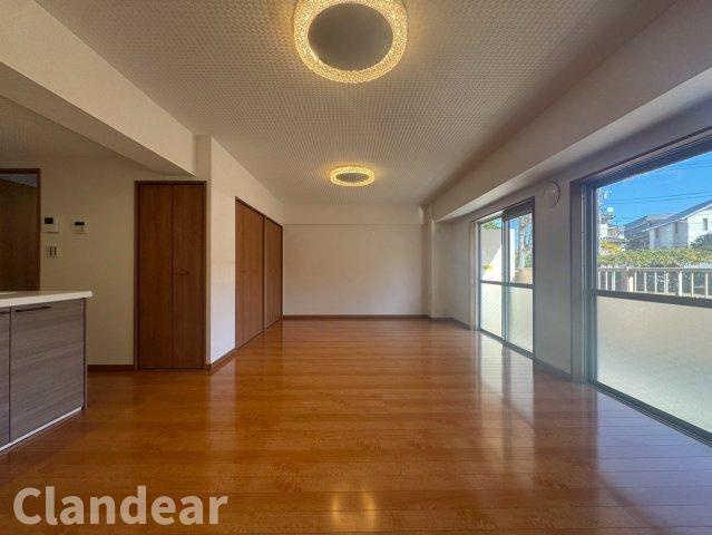 ファミール南常盤平の居間・リビング|ドキドキの新生活も、安心してスタート。ぴったりの住まいを見つけませんか？クランディアが一緒に住まい選びをサポートします‼　まずは、お気軽にお問合せください　＃クランディア