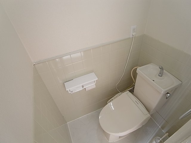 荒田町３丁目貸家のトイレ|温水洗浄便座付きのトイレ