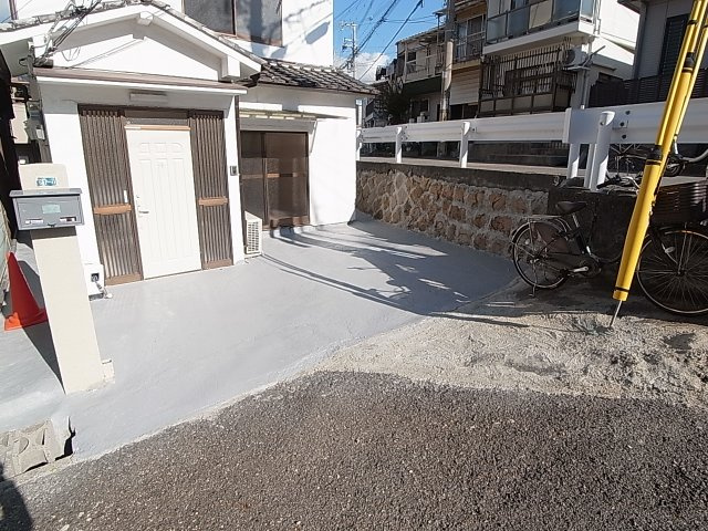 荒田町３丁目貸家の駐車場|敷地内駐車場、軽自動車なら2台も可能