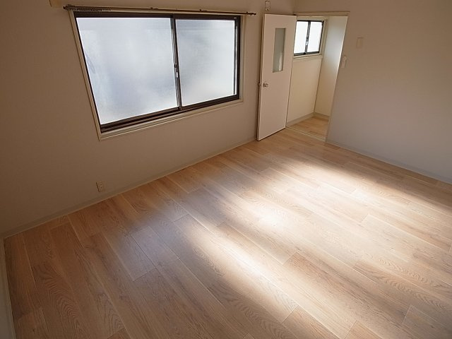 荒田町３丁目貸家の内装|２Fの洋室、明るいです