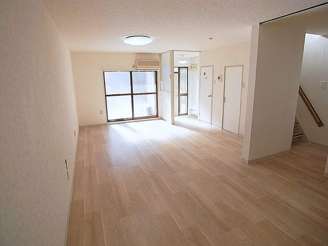 荒田町３丁目貸家の居間・リビング|明るさ、開放感の有る広々リビング