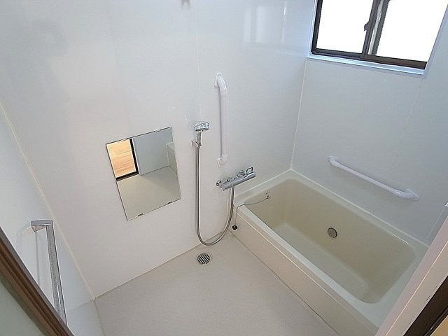 荒田町３丁目貸家の浴室|追炊き付きのバスルーム