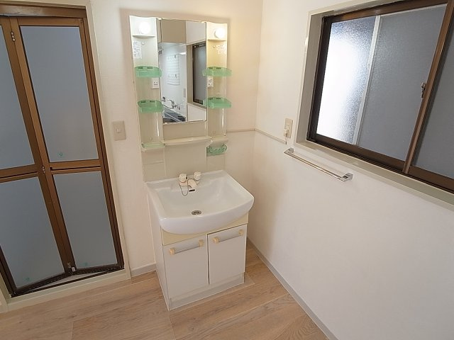 荒田町３丁目貸家の洗面所|洗面台を完備