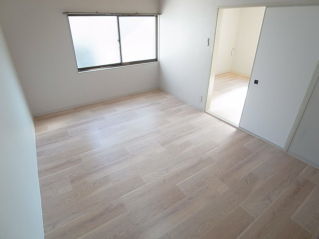 荒田町３丁目貸家の洋室|人気のオールフローリングタイプの室内