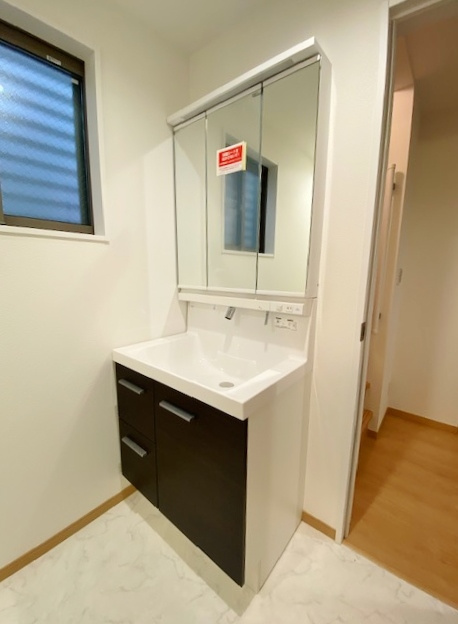 蕨市北町1丁目 限定1棟の独立洗面台|使いやすい三面鏡の洗面台
鏡裏やベースキャビネットに収納を設けているので水回りをキレイにお使い頂けます