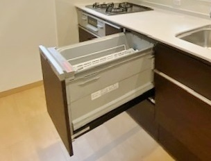 蕨市北町1丁目 限定1棟のキッチン|食後の片づけに便利な食器洗乾燥機を装備しています