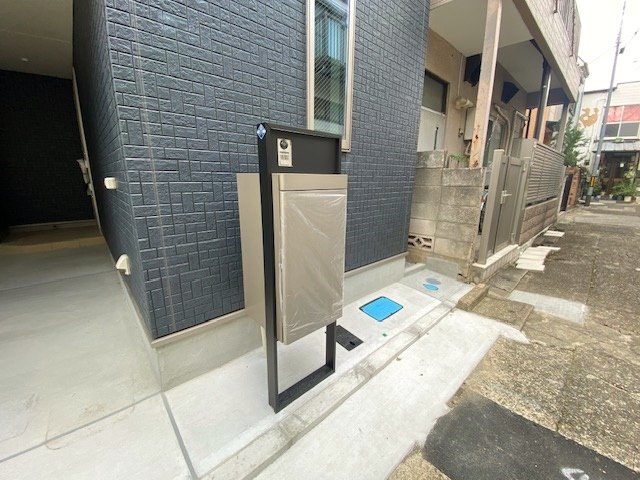 蕨市北町1丁目 限定1棟の玄関|お留守がちなご家庭に便利な宅配ボックス