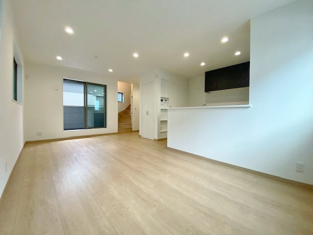 蕨市北町1丁目 限定1棟の居間・リビング|家の中心でもあるLDKは17.1帖の開放感
多面開口の明るく快適な家族団らんスペースです
足元には床暖房を設置しています