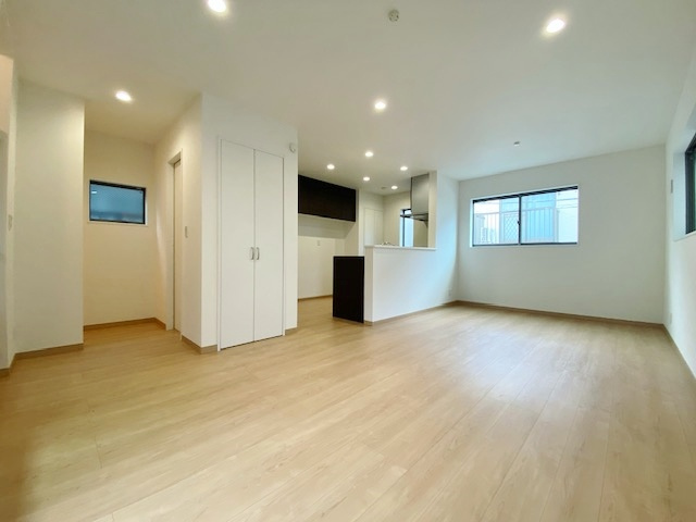 蕨市北町1丁目 限定1棟の居間・リビング|明るく快適な17.1帖のLDK
多面開口の明るく快適な家族団らんスペースです
足元には床暖房を設置しています