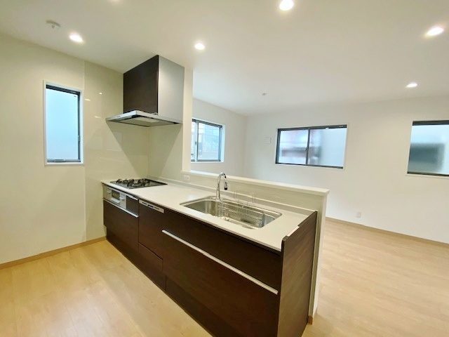 蕨市北町1丁目 限定1棟のキッチン|人気の対面キッチンはリビングを眺めながらお料理ができます
家事効率が上がるハイスペックなキッチンです