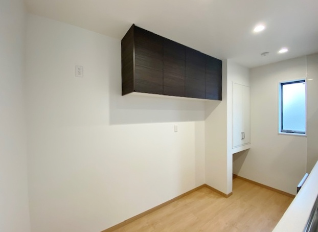 蕨市北町1丁目 限定1棟のキッチン|キッチン背面には便利な吊戸棚を設置しています
食料品や調理器具などの収納に便利です