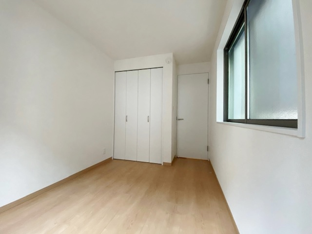 蕨市北町1丁目 限定1棟の洋室|1階4.5帖洋室は壁面ワイドな収納が魅力的です