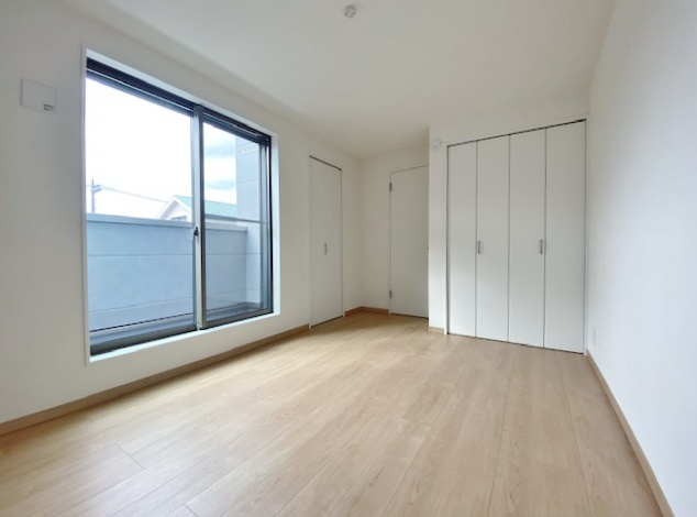 蕨市北町1丁目 限定1棟の洋室|3階6.5帖洋室は2面開口の明るく快適なお部屋です
大きな掃き出し窓からバルコニーに動線がつながります
壁面ワイドな収納が魅力的です