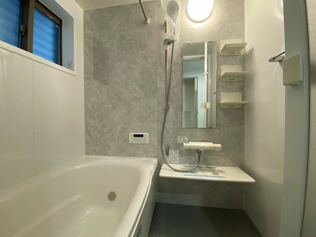 蕨市北町1丁目 限定1棟の浴室|落ち着いた色合いの浴室
小窓を設け換気にも便利です
浴室換気乾燥機が標準装備です