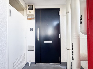 【その他共用部分】 | 皆様をお迎えする、お部屋の玄関ドア。開けやすさや開放角度、ドアノブの操作しやすさや鍵の形状などを、現地で一度ご確認ください。～即日のご見学可能～　お問合せはお気軽にどうぞ。