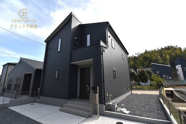 リーブルガーデン  日立市滑川本町　3期　4の外観|小木津駅車6分。滑川小徒歩6分、滑川中徒歩18分。
滑川丘通り沿いの新築分譲住宅全6棟。
全棟並列駐車可能なカースペース確保！