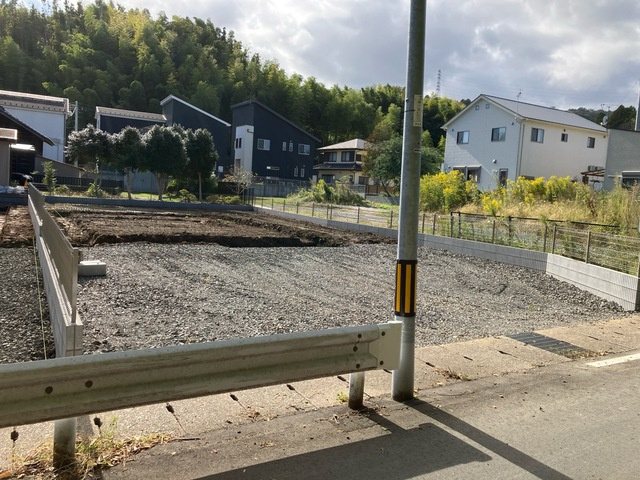 リーブルガーデン  日立市滑川本町　3期　4の前面道路含む現地写真|1月完成予定です。同メーカー完成物件の内覧、気になる他の物件と合わせての現地ご案内も可能です。HPから、またお電話でも、お気軽にお問い合わせください。