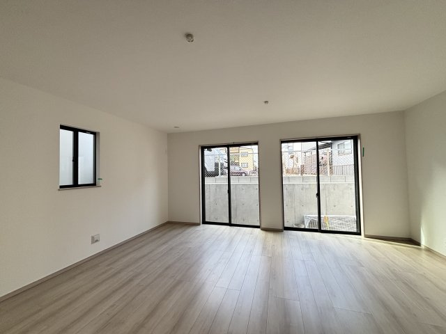 天白区島田黒石4期｜名古屋市の戸建ならホームアップの居間・リビング|【売主施工例】南から陽射しが入り明るいリビング