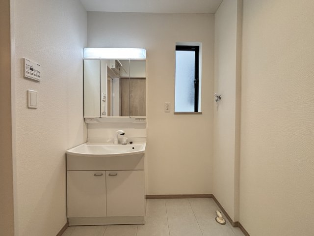 天白区島田黒石4期｜名古屋市の戸建ならホームアップの独立洗面台|【売主施工例】三面鏡で朝の身支度に最適