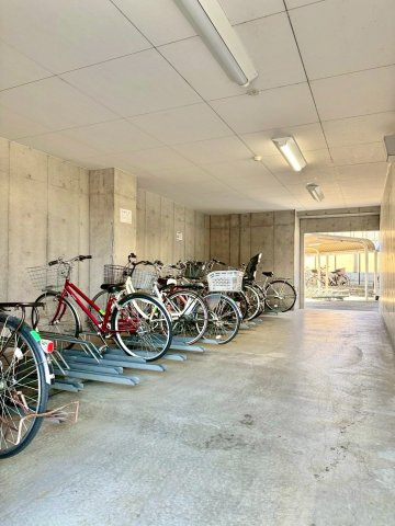 エスリード野洲第2 4Fの駐輪場|屋内駐輪場あり。